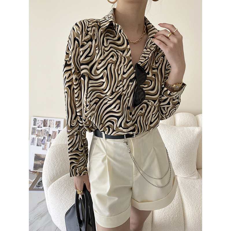 Retro Design Side Chain Suit Shorts - Image 4