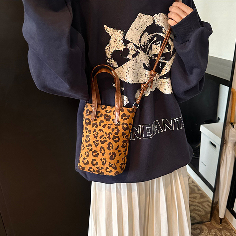 Women's Crossbody Bag Autumn And Winter Retro Leopard Print Shoulder Bag Anime New Versatile Suede Phone Bag - Image 7